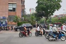 Hà Nội: 2 đối tượng táo tợn cướp ngân hàng rồi cướp xe máy bỏ chạy