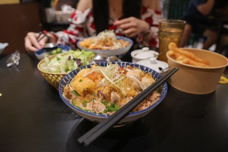 Lệ Quyên "mê mẩn" quán bún riêu Hà Nội, thường xuyên ghé mỗi dịp ra Bắc - 8