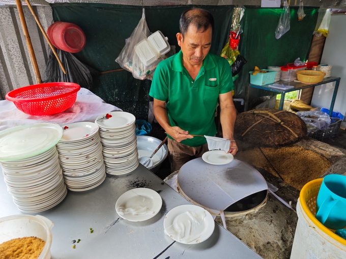 Món ăn tốn chén đĩa nhất Việt Nam, khách cuốn vài chục bánh mới đã thèm - 4