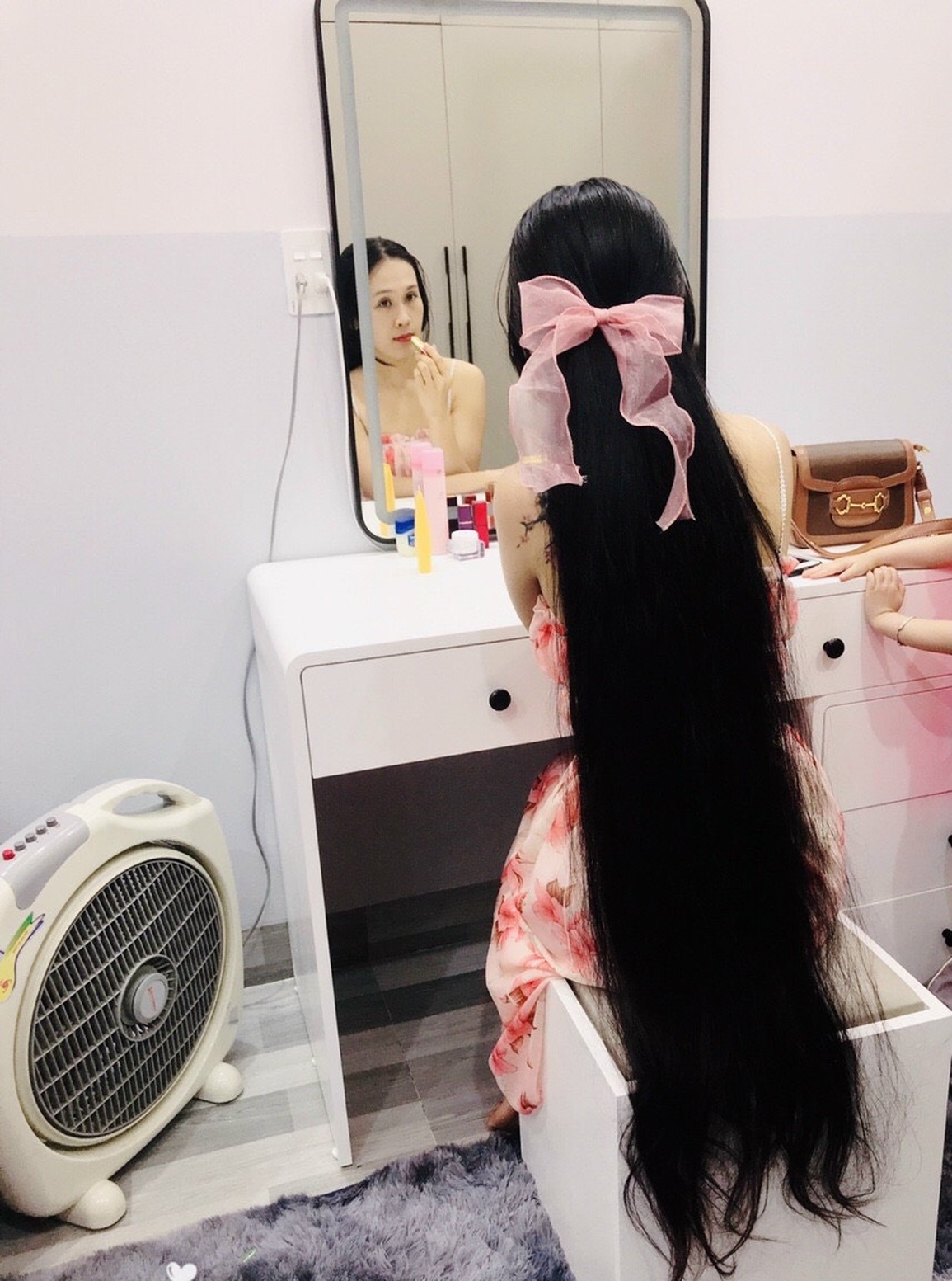 Cô gái cắt tóc nuôi 15 năm tặng bệnh nhân ung thư, dân mạng thả bão like - 6 Cô gái cắt tóc nuôi 15 năm tặng bệnh nhân ung thư, dân mạng thả bão like - 6