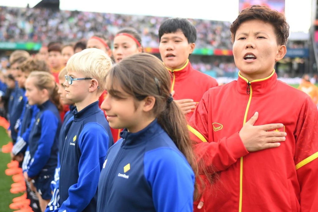 Khoảnh khắc xúc động mặc áo dài, cầm cờ tổ quốc cổ vũ Việt Nam dự World Cup - 2 Khoảnh khắc xúc động mặc áo dài, cầm cờ tổ quốc cổ vũ Việt Nam dự World Cup - 2
