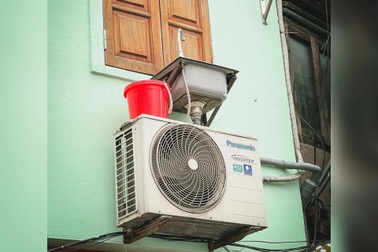 Sự thật "chiếc bồn rửa mặt triệu view" gắn trên cục nóng điều hòa ở Hà Nội