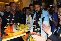 Vừa tới Việt Nam, hai ngôi sao Man City được tặng bánh sinh nhật