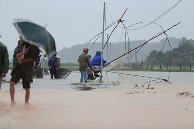 Nghệ An: Giăng lưới kiếm cá giữa mùa lũ lên