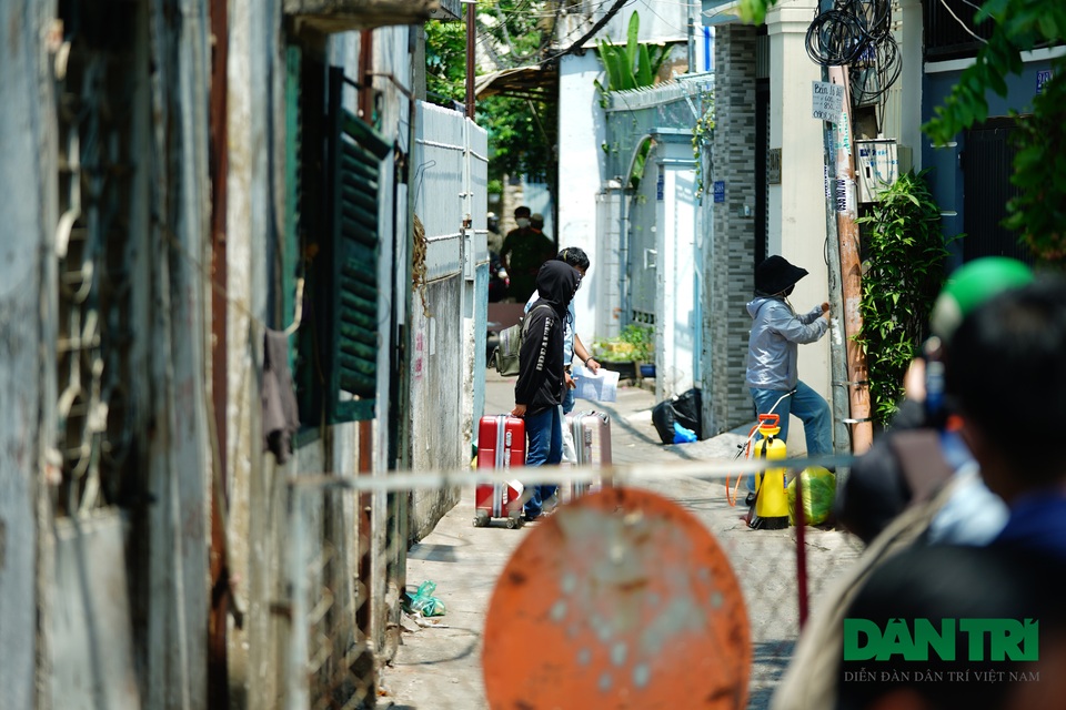 Cách ly, xử lý y tế ở hai hẻm có ca bệnh số 64, 65 dương tính virus Corona - 2