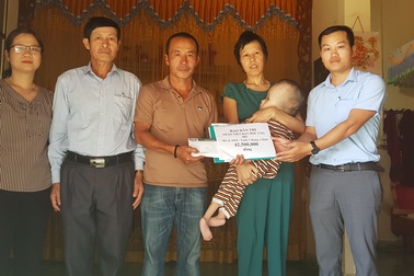 Bạn đọc giúp đỡ gia đình bé bị não úng thuỷ hơn 42 triệu đồng