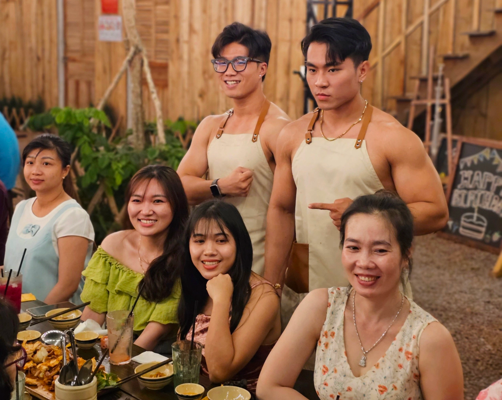 Thuê mỹ nam 6 múi cởi trần phục vụ, quán ăn ở Cần Thơ hút khách nườm nượp - 2 Thuê mỹ nam 6 múi cởi trần phục vụ, quán ăn ở Cần Thơ hút khách nườm nượp - 2