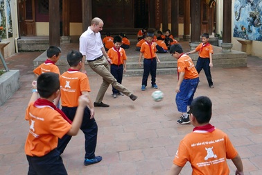 Hoàng tử Anh William đá bóng cùng học sinh Việt Nam