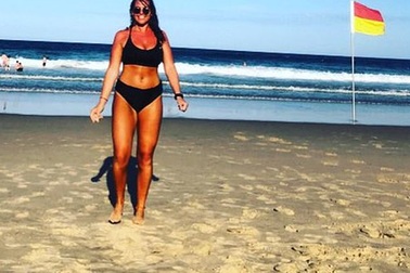 Cô gái để ngực trần cứu sống 3 người thoát khỏi đuối nước