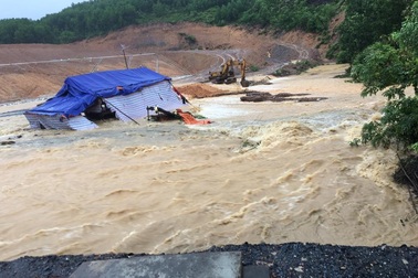 Mưa lớn, công trình thủy lợi vỡ đê quai