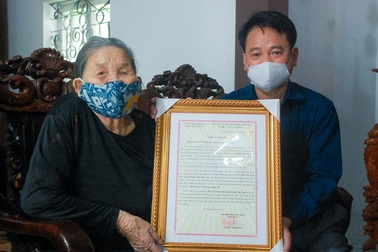 Mẹ của 3 liệt sĩ dành tiền trợ cấp chung tay phòng chống đại dịch