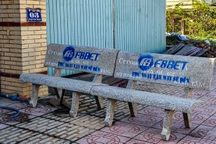 Truy tìm nhóm đối tượng xịt sơn quảng cáo cá độ bóng đá