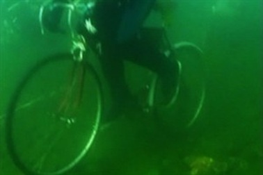 Đua xe đạp dưới đáy hồ Baikal