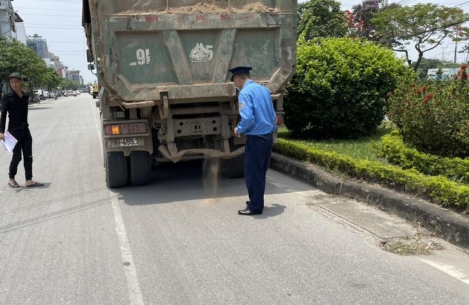 Lực lượng Thanh tra GTVT kiểm tra, xử lý hành vi chở vật liệu xây dựng rơi vãi trên địa bàn Thành phố