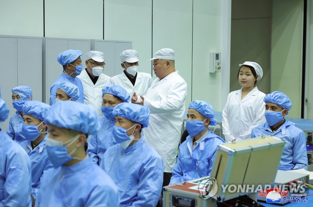 Con gái ông Kim Jong-un cùng cha thị sát trung tâm vệ tinh - 2 Con gái ông Kim Jong-un cùng cha thị sát trung tâm vệ tinh - 2