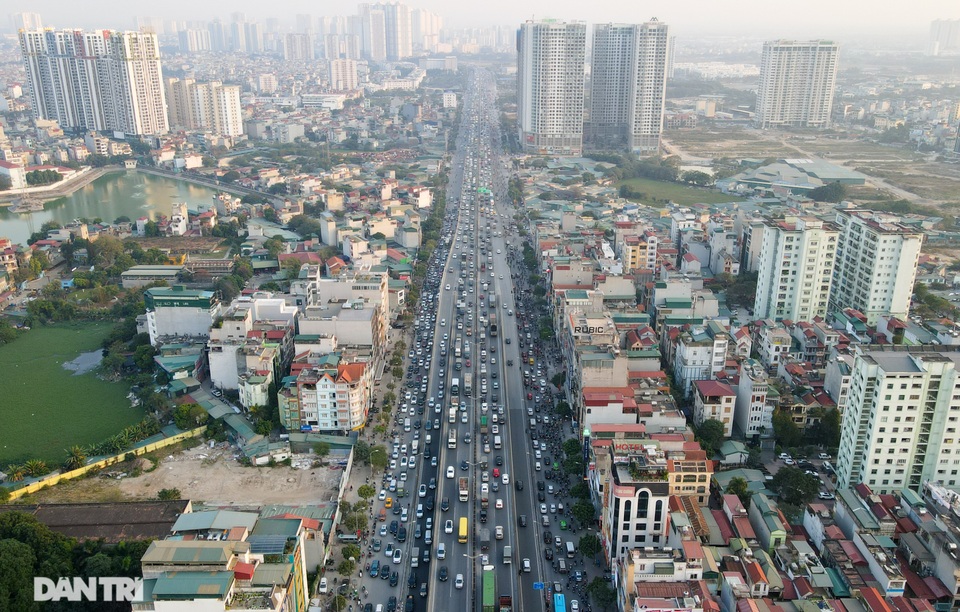 Đường Hà Nội ùn tắc kéo dài từ trên cao xuống dưới thấp chiều cuối năm - 1