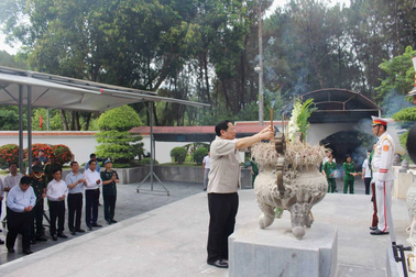 Thủ tướng dâng hương tưởng nhớ các liệt sĩ Ngã ba Đồng Lộc