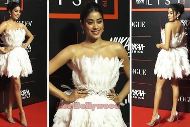 Janhvi Kapoor bốc lửa với váy hở vai