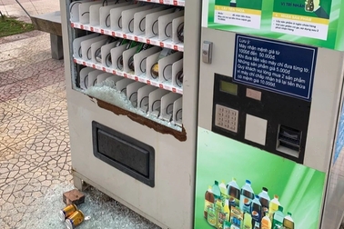 6 thanh thiếu niên đập phá máy bán hàng tự động để trộm cắp