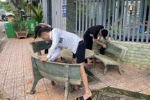 Buộc 3 thanh niên xịt sơn lên ghế đá ở TPHCM đi lau 70 cái ghế