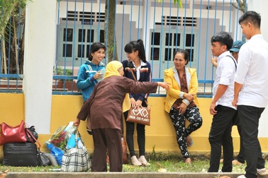 Thi xong môn Sử, thí sinh hối hả về quê