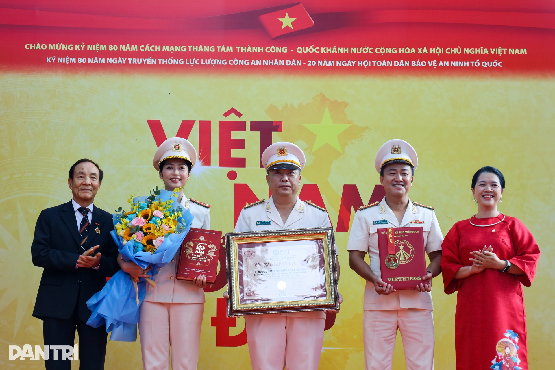 Công an TPHCM vinh danh điển hình tiên tiến, khánh thành bích họa kỷ lục - 12 Công an TPHCM vinh danh điển hình tiên tiến, khánh thành bích họa kỷ lục - 12