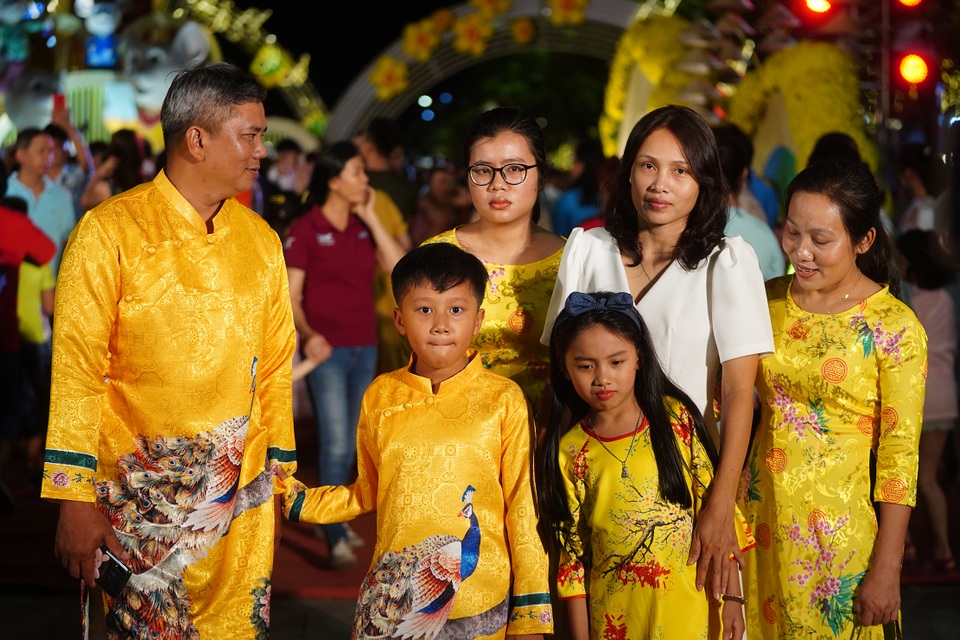 Háo hức chờ mở cửa đường hoa Nguyễn Huệ, khách nước ngoài chuẩn bị áo dài, nón lá trước cả tuần - 14 Háo hức chờ mở cửa đường hoa Nguyễn Huệ, khách nước ngoài chuẩn bị áo dài, nón lá trước cả tuần - 14