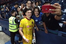 Cổ động viên, đồng đội và cả đối thủ tán thưởng Đặng Văn Lâm