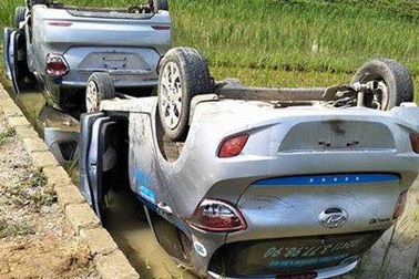 Cả làng vây bắt, lật xe của nhóm người nghi do một phụ nữ dẫn về đánh chồng