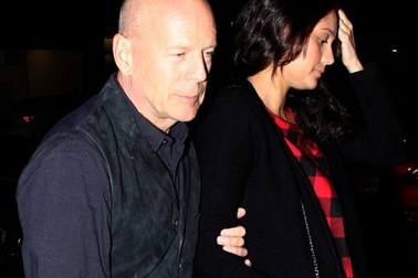 Tài tử Bruce Willis lộ vẻ già nua bên vợ trẻ
