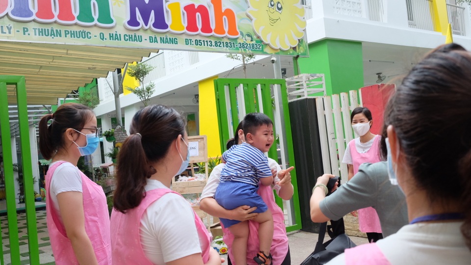 Ngày đầu đi học trở lại: Phụ huynh vui mừng, trẻ phấn khởi - 19 Ngày đầu đi học trở lại: Phụ huynh vui mừng, trẻ phấn khởi - 19