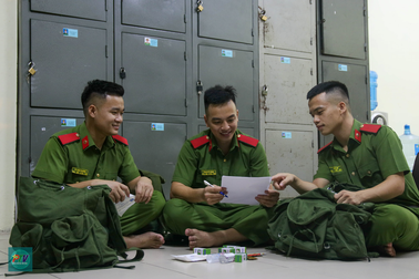 "Mùa xuân ở lại" và những cảm xúc nghẹn lòng của học viên Cảnh sát Nhân dân