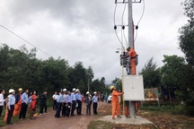 Người dân "xóm đèn dầu" cuối cùng ở Phú Yên vui mừng đón điện về làng