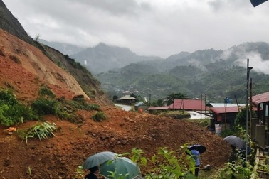 Sạt lở núi, hàng chục chiến sĩ và người dân phải di dời khẩn cấp