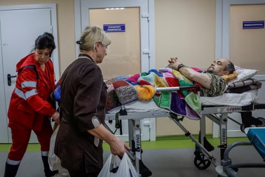 Bệnh viện tuyến đầu Ukraine mong mỏi ngày hòa bình