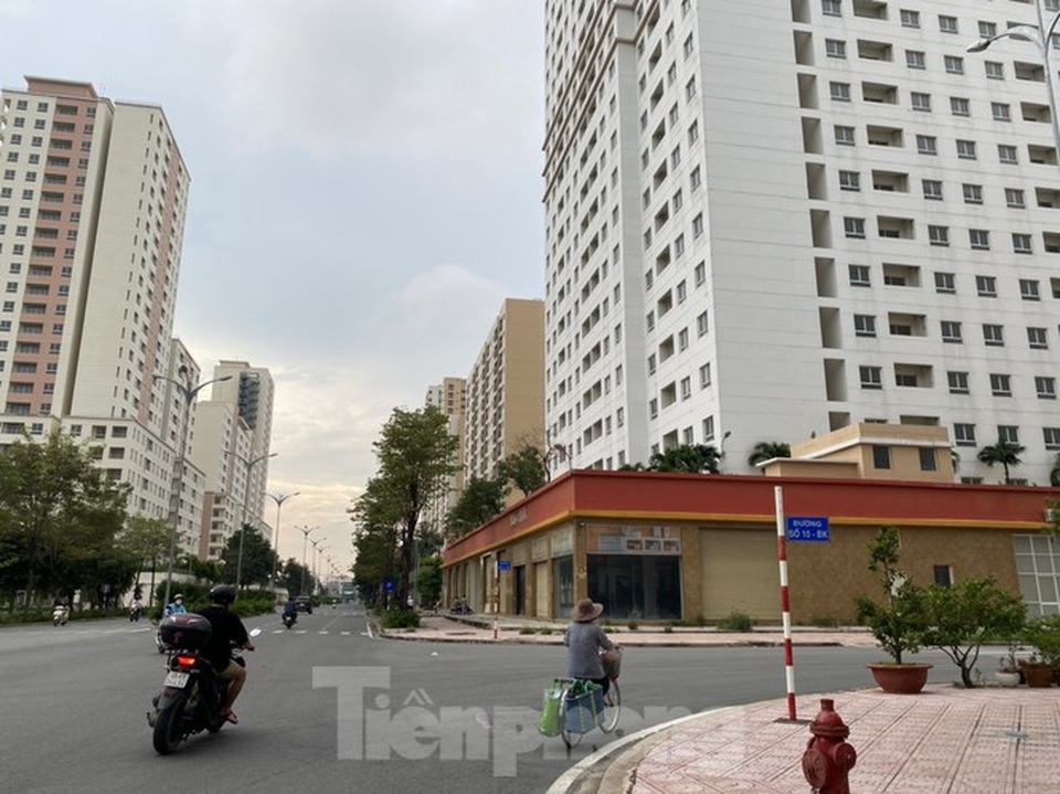 Xót xa chục ngàn căn hộ tái định cư bỏ không lãng phí ở Sài Gòn - 1 Xót xa chục ngàn căn hộ tái định cư bỏ không lãng phí ở Sài Gòn - 1
