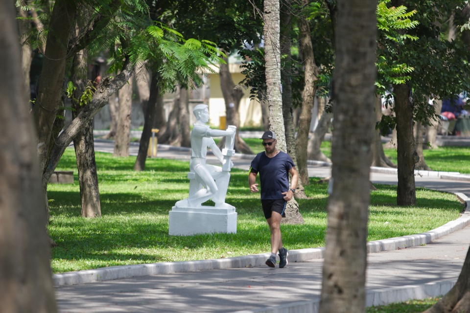 Hình ảnh tượng trong Công viên Thống Nhất lại được thay áo mới - 4 Hình ảnh tượng trong Công viên Thống Nhất lại được thay áo mới - 4
