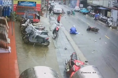 Ô tô tông 2 xe máy ở Sa Pa, một bé gái tử vong