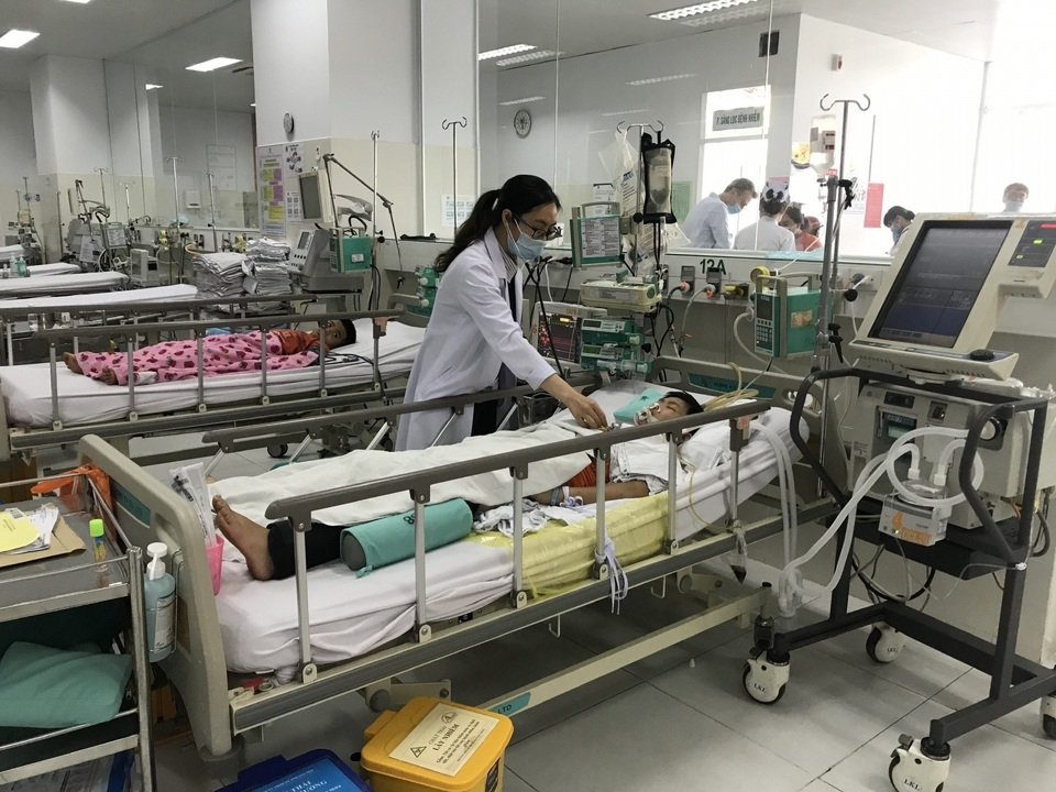 Chơi bóng đá, bé trai bị dập phổi nguy kịch - 1 Chơi bóng đá, bé trai bị dập phổi nguy kịch - 1