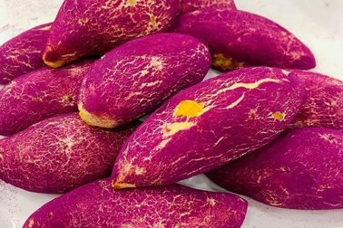 Bánh mì khoai lang tím “siêu thực” sốt trên chợ mạng, ngày làm 500 chiếc cũng không đủ bán