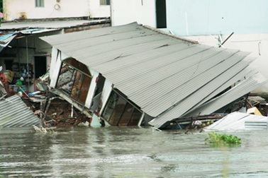 TPHCM: 11 căn nhà “lọt” xuống sông trong đêm 