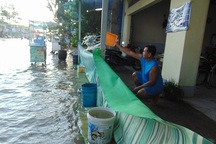 Cuộc sống đảo lộn vì triều cường