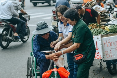 Tấm áo, bữa cơm thơm thảo giúp người khó khăn ở Đà Nẵng