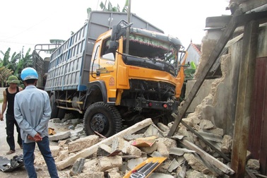 Suýt chết trong giấc ngủ trưa vì bị xe tải đâm sập nhà