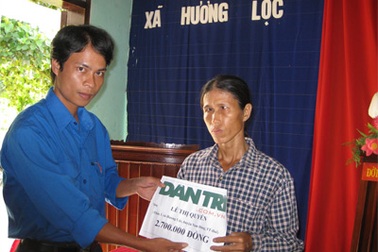 Trao 2,7 triệu đồng cho chị Lê Thị Quyên