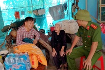 Chủ tịch xã kể thời khắc cứu 2 người đàn ông mắc kẹt giữa dòng lũ dữ