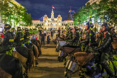 Dàn Kỵ binh giao lưu cùng người dân trên phố đi bộ Nguyễn Huệ