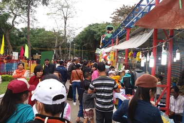 Dòng người đổ về công viên du xuân đầu năm