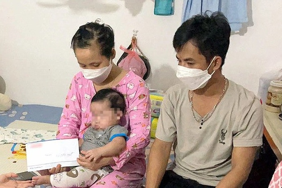 Hà Nội: Con của thợ sửa xe buýt gặp khó khăn đã có sữa thay vì... nước cơm - 1 Hà Nội: Con của thợ sửa xe buýt gặp khó khăn đã có sữa thay vì... nước cơm - 1