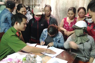 Bắt 21 phụ nữ đánh bạc xì lát ăn tiền gây bức xúc khu phố